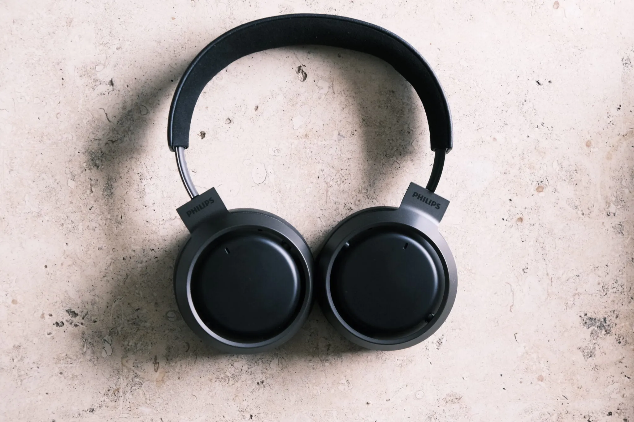 Philips Fidelio L3 Review - Premium On the Go Headphones With Flaws 