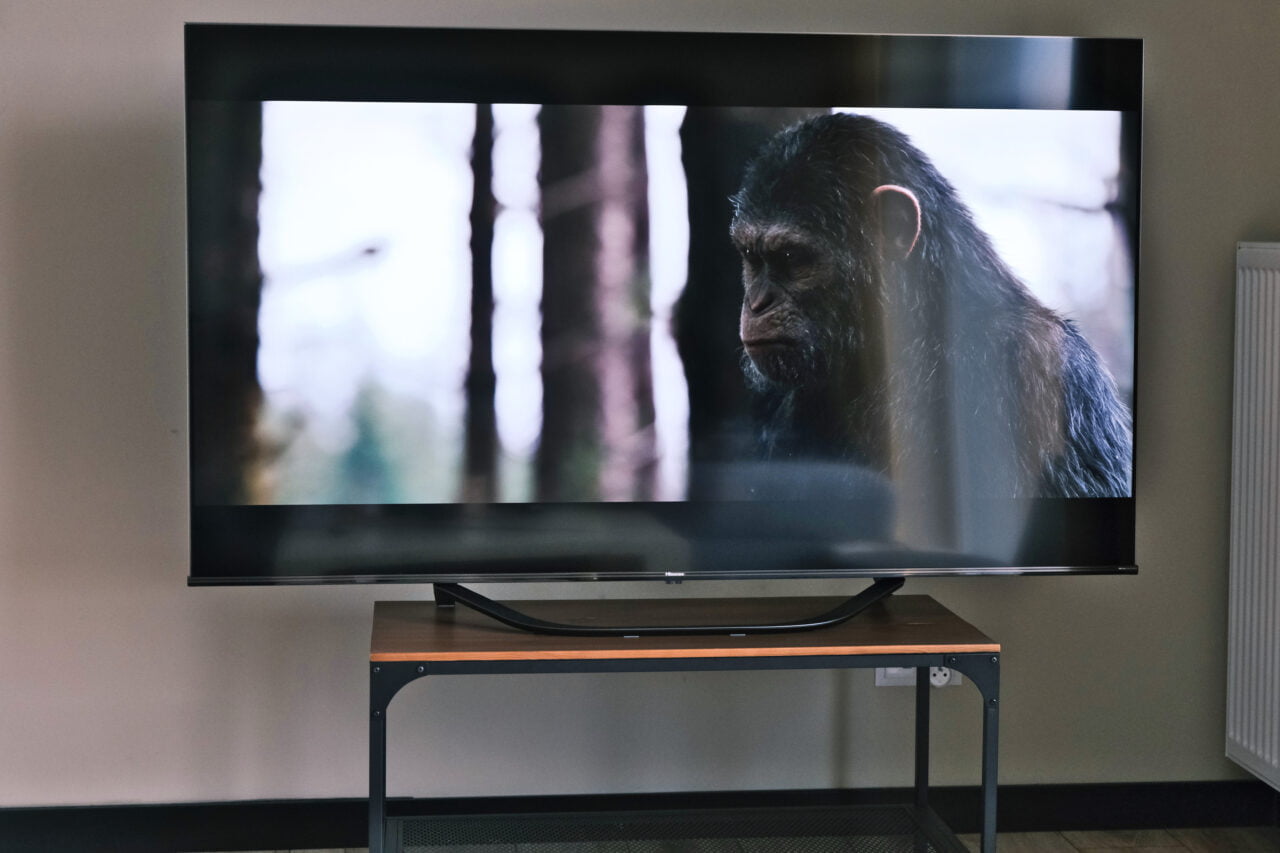 Hisense U7HQ review - the TV is completely on the table in the living room