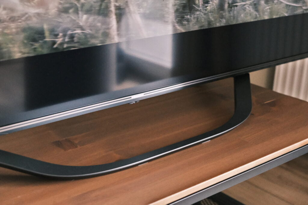 Hisense U7HQ review - The front side of the Hisense U8HQ TV stand