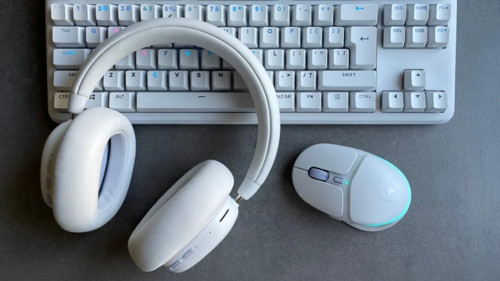 All accessories included in the Logitech Aurora collection are available in one color version - White Mist