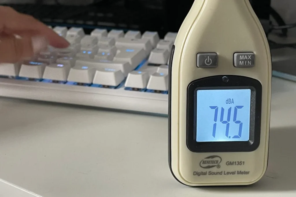 Logitech G715 keyboard Review - Benetech GM1351 decibel meter recorded an average of about 70 dB