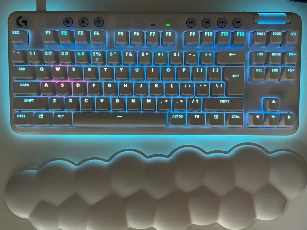 Logitech G715 keyboard Review - the edges of the bottom of the housing are illuminated with 16 LEDs. It looks really great