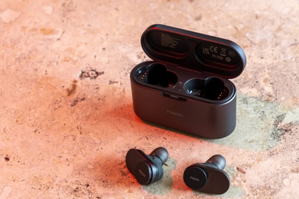 Philips Fidelio T1 review, the main photo shows the headphones before the case