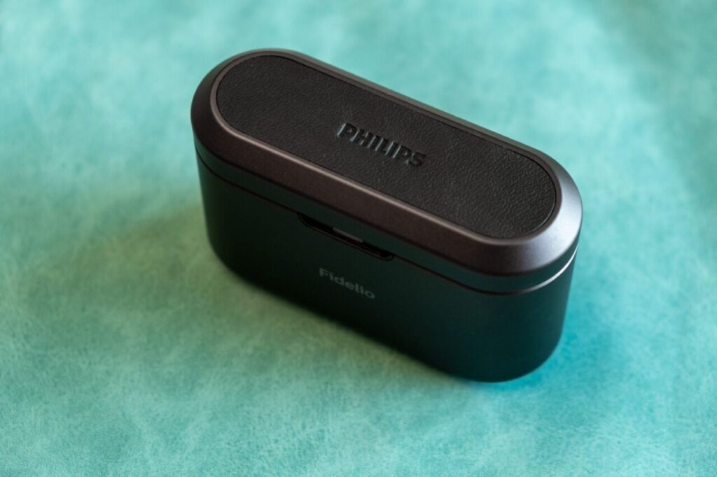 Philips Fidelio T1  - Top of the charging case