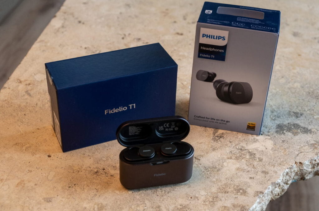 Packaging of the Philips Fidelio T1 headphones