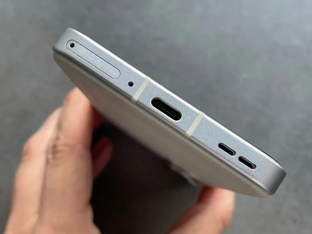 Asus Zenfone 9 - bottom edge