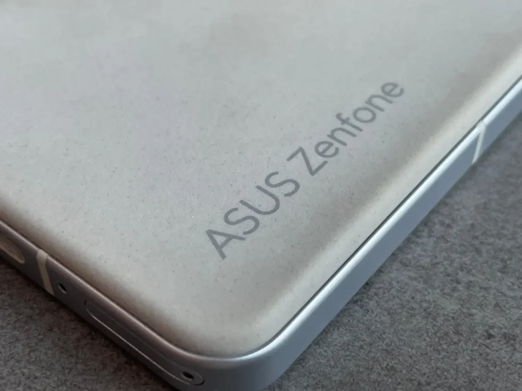 Asus Zenfone 9 - branding in lower back