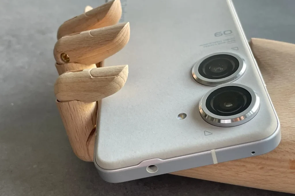 Asus Zenfone 9 main camera bump