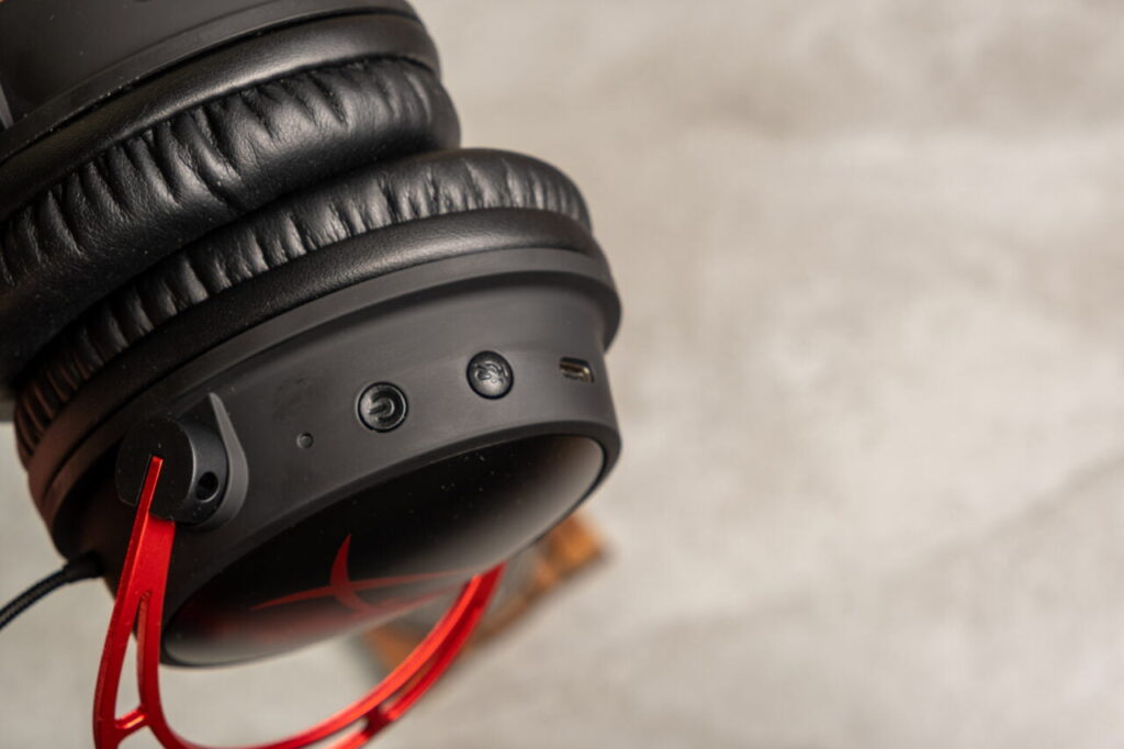 Buttons and Jack on the HyperX Cloud Alpha Wireless headphones