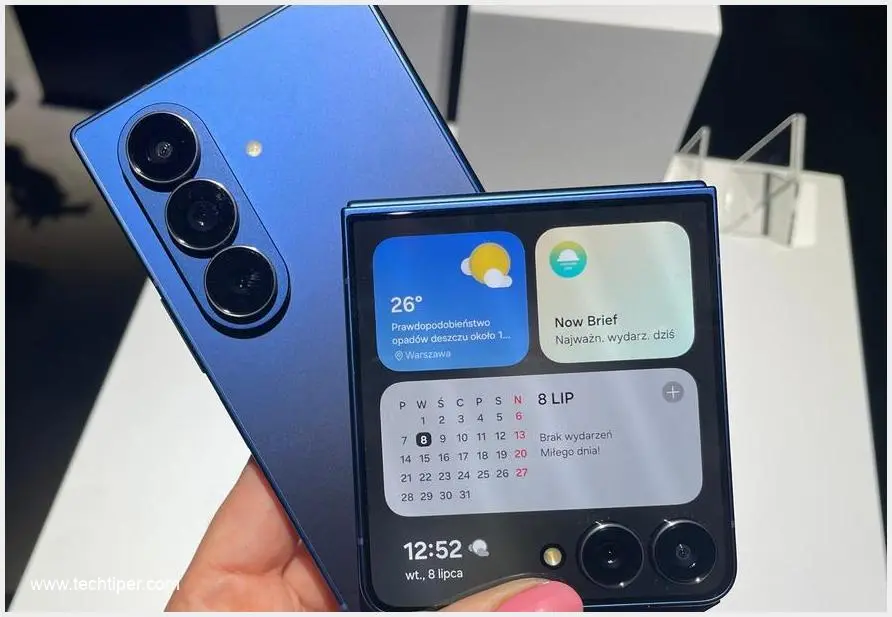 Image showing Samsung Galaxy foldable smartphones receiving update