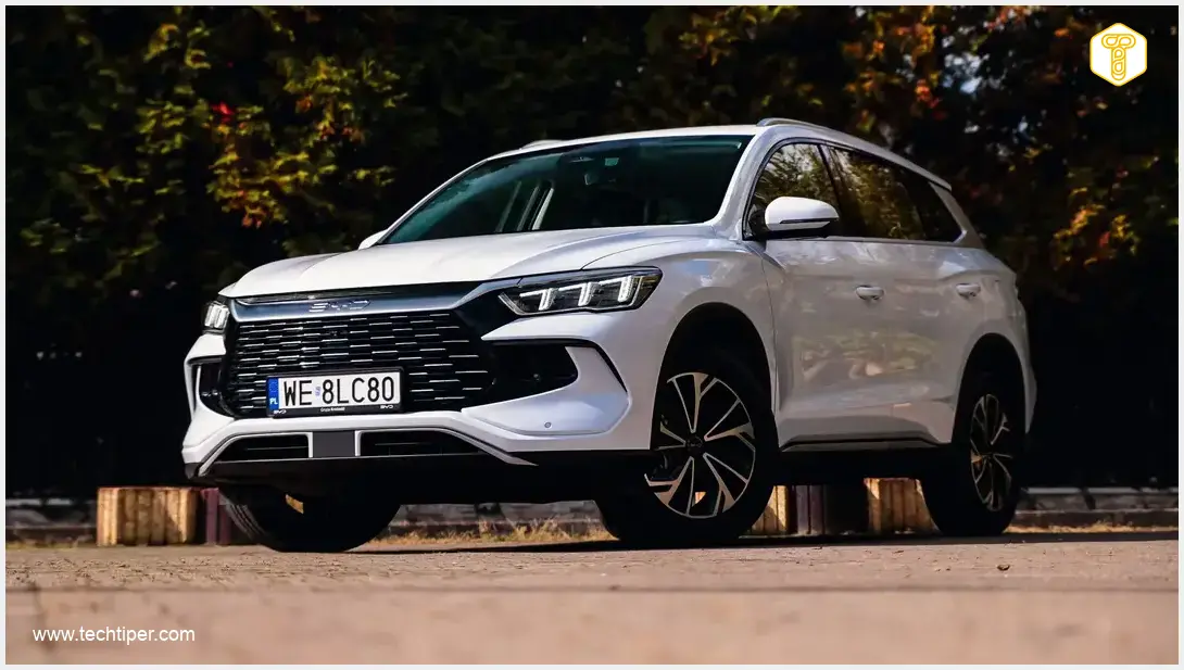 Image showing BYD Sealion 5 DM-i Front Angle Urban Setting